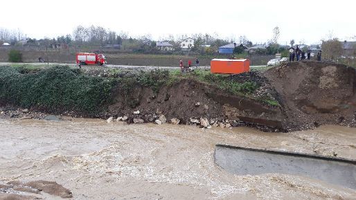 سقوط یک پراید به داخل رودخانه در فومن