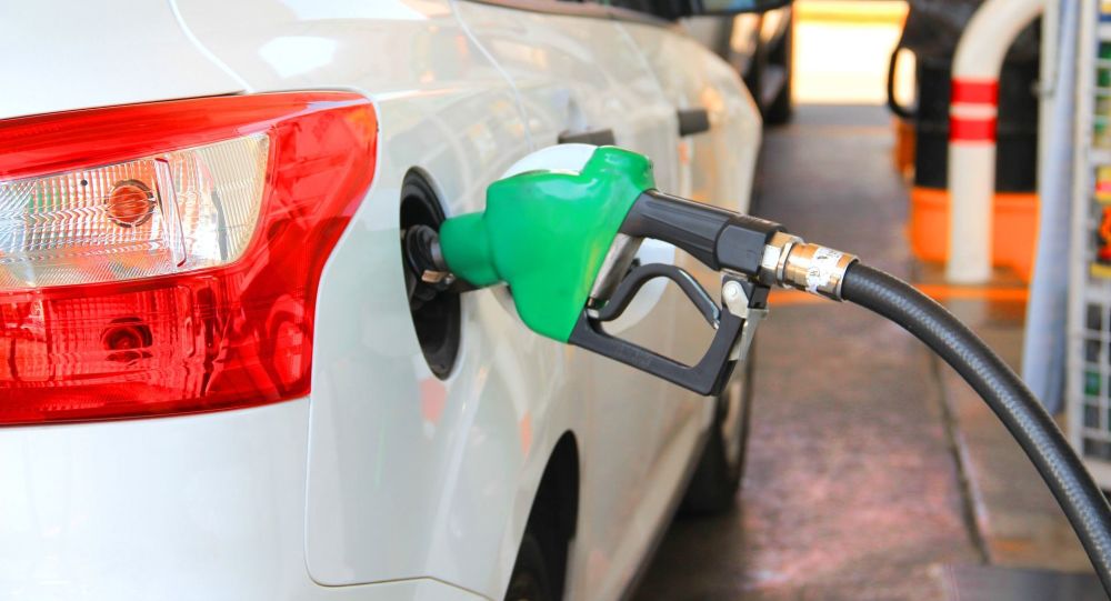 سهمیه بنزین «ماهانه ۳۰ لیتر بنزین ۱۰۰۰ تومانی به ازای هر فرد» در نظر گرفته شود / خانوارهای بدون خودرو یا کم‌مصرف سود می کنند