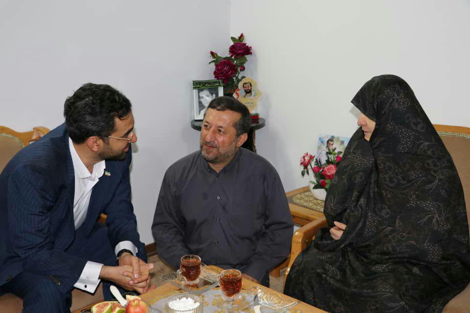 دیدار وزیر ارتباطات و فناوری اطلاعات و استاندار گیلان با خانواده شهید حسن عشوری