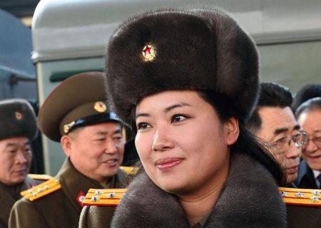 رهبر کره شمالی معشوقه قدیمی و خواننده خود را جایگزین خواهر و همسرش کرده است