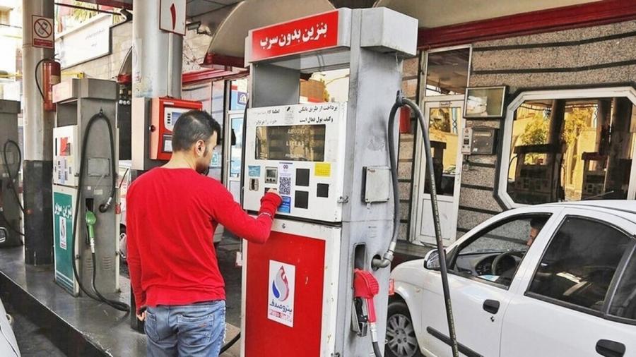دلیل ایجاد صف در پمپ بنزین‌ ها /توزیع بنزین در کلانشهرها به روال عادی جریان دارد/چرا برخی جایگاه‌ها کارت آزاد ندارند؟