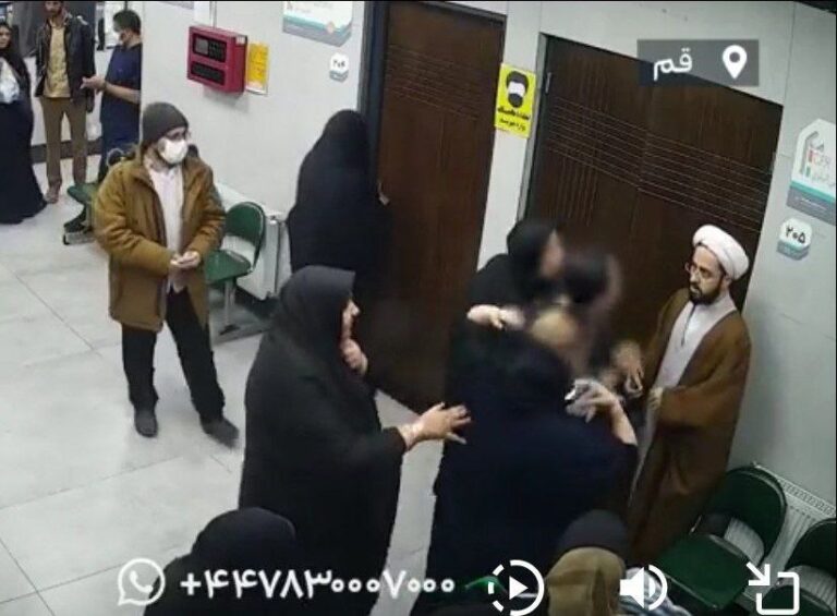 فیلم/درگیری زن جوان و یک روحانی برای فیلمبرداری پنهانی از زن بی حجاب در بیمارستان قم