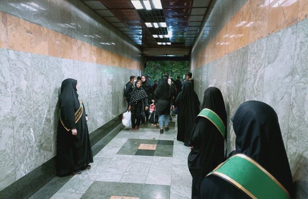 انتقاد تند روزنامه فرهیختگان از حجاب‌بان‌های مترو تئاتر شهر