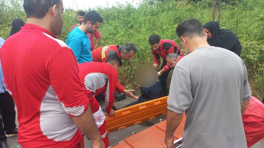 عکس/عملیات نجات آتش نشانان در جاده شهر صنعتی رشت؛ ۱۲ نفر در تصادف شدید اتوبوس و کامیون آسیب دیدند