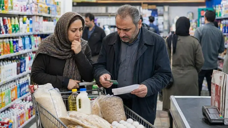 زندگی روی قسط / مردم دیگر نه برای خرید کالاهای گران، بلکه برای تأمین معاش زندگی قسطی می‌خرند /حقوق در ۱۵ سال ۵۰ برابر شد؛ اما قدرت خرید حداقل‌بگیران سقوط کرد