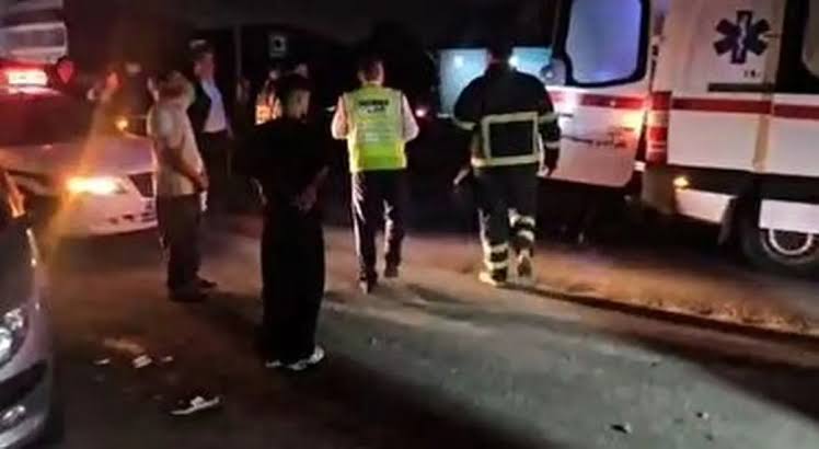 عملیات جست‌و‌جو و نجات آتش نشانان پس از تصادف شدید در جاده انزلی