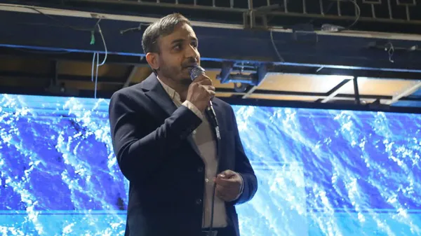معاون سیاسی نیروی دریایی سپاه: اگر آمریکا تنگه هرمز را در اختیار دارد، بسم‌الله؛ یکی از ناوهای خود را به فاصله ۱۰۰ کیلومتری آن نزدیک کند