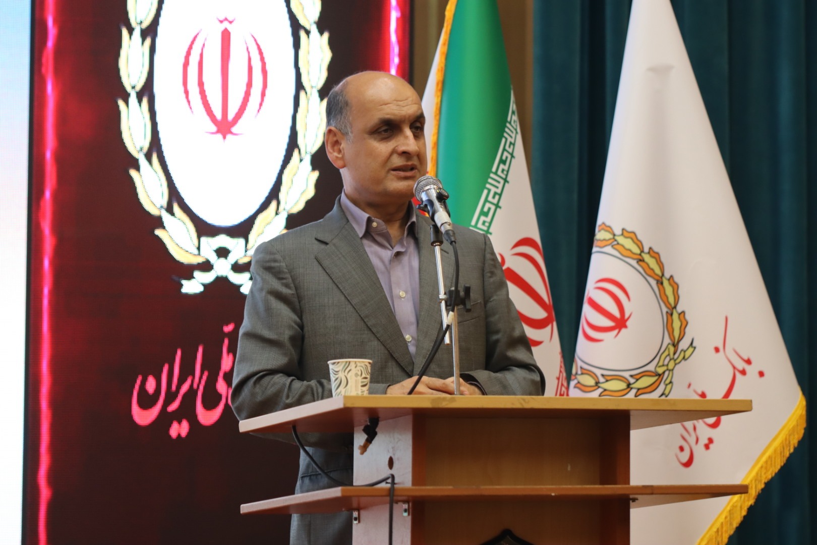 تسهیلات بانکی به سمت تولید و اقتصاد واقعی هدایت شود