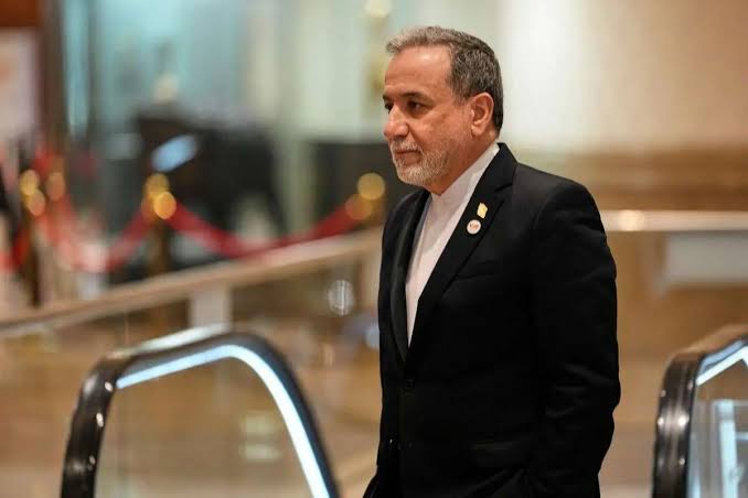 آغاز طرح استیضاح عباس عراقچی در مجلس، ثبت در سامانه و برگزاری جلسه رأی اعتماد وزیر دفاع در ۲۶ مهر