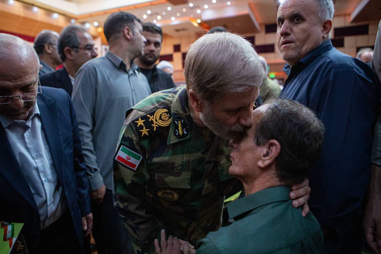 حضور تمام قد ارتش در مسیر دفاع از کشور و خدمت‌رسانی به مردم/ نیروهای مسلح، با اقتدار در برابر دشمنان خواهند ایستاد